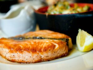 Laksefilet med tilbehør